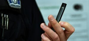 Geen regels voor damp uit vapes: ‘Totaal geen zicht op wat je binnenkrijgt’